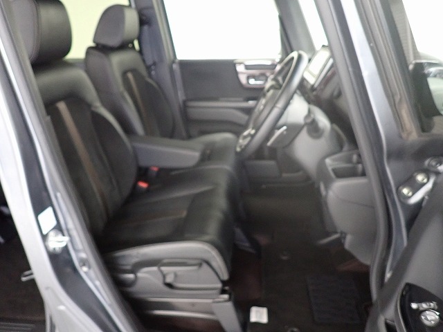 フロントシートはベンチシートです、運転席と助手席の移動が簡単です。真ん中にはアームレストも装備されています！ また運転席シートの高さも調整できます。