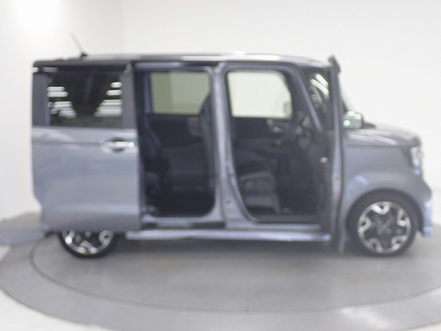 Honda独自のセンタータンクレイアウト、低床設計で床が低くドアも大きく開きますので、女性やお子様、ご年配の方にも一段と乗り降りがしやすくなっています。