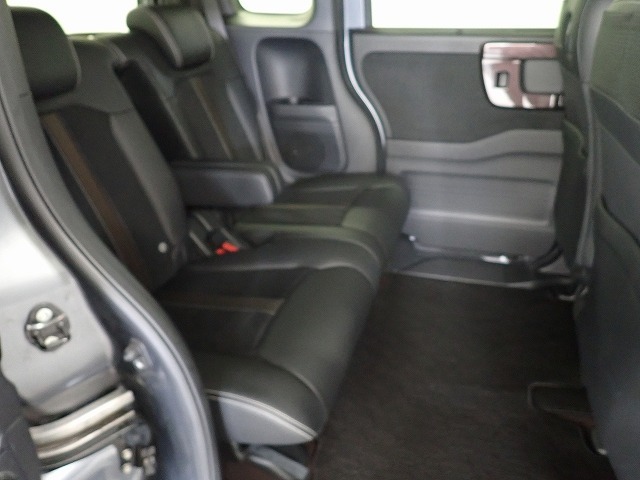 リアシートは足元も広々していて足を組めるほど余裕があります！又背もたれを左右別々に倒せるので長い物でも積めます。