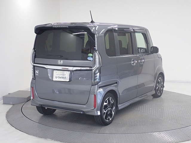 プライバシーガラスが装備されています。外を見るときには気にならずに、後方車両からは車内が見えにくい設計です、周りを気にせず、快適に運転できますよ。