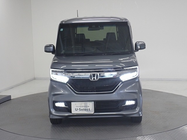 HIDより明るいLEDヘッドライト が装備されています。より明るく！省電力！で、夜間走行時や雨の日に明るく安全に前方を照らすことが出来ます。