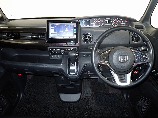 視界と視認性に優れたインパネまわりに統一感のあるデザインで全体をすっきりと。スイッチ類は見やすく分かりやすいレイアウトに。エンジンスタートはスタートボタンをワンプッシュ！