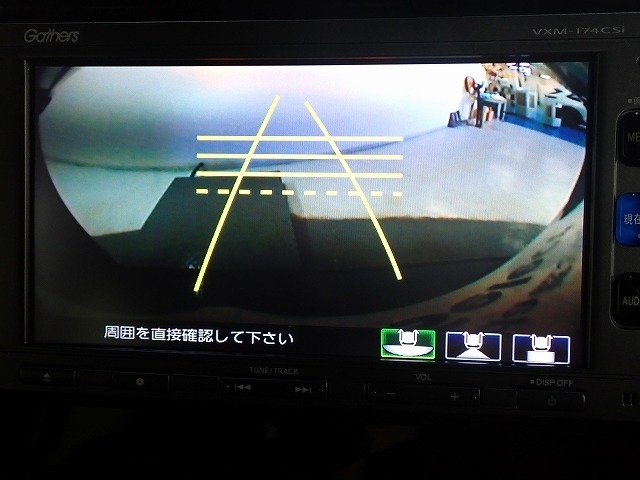 バックも安心のリアカメラ付いています。リアカメラがあると、いつでも安全にバックできますね。死角も減ります。3ビュー切り替え、ガイド線表示なので便利です。