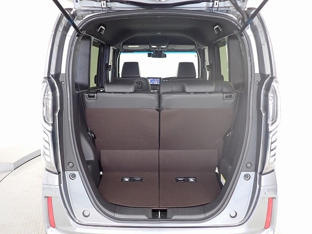 リアシートの後ろにはラゲッジスペースが確保されています。開口部も大きく床も低いので積み降ろしが楽です。