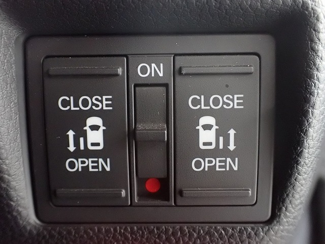 運転席からもスライドドアをボタン操作でスピーディーに開閉できます！またスマートキーでも操作できるので便利です。