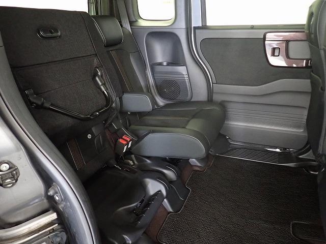 チップアップ、ダイブダウン機構付【 ウルトラリアシート 】は後席座面を左右分割で跳ね上げることができるので植木やベビーカーなど背の高い荷物をラクラク収納できます。ホンダ車ならではの人気装備です。