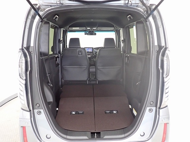 リアシートを倒すと高さも奥行もあるラゲッジスペースとなり自転車なんかも積めちゃいます！！
