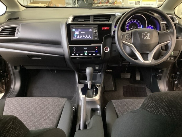 車内は光触媒抗菌消臭施工済です。スタイリッシュなデザインでスポーティなインパネ周りを演出します。グローブボックスやカップホルダーのほかにトレーなどたくさんの収納スペースが付いています。
