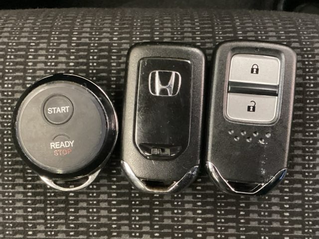 スマートキーを装備しています。鍵を差し込むことなくドアロックの開け閉めと、スタートボタン操作でのエンジンスタートができます。加えて、純正リモコンエンジンスターター用の操作キーもついています。