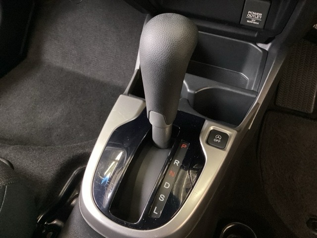 CVT車のセレクトレバーです。低速から高速まで、変速ショックのないスムーズな走りを実現するとともに、エンジン効率のよい領域を維持することで燃費にも貢献します。