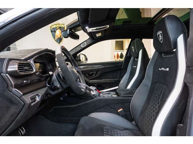 Full Electric Front Seats with ventilation and massage