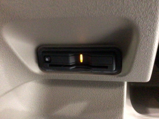 いまや快適なカーライフに欠かせないETCが付いています。