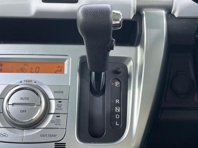 WECARSの展示場では実際に見て、触ってお車をお選びいただけます！知識の豊富な営業スタッフが様々なカーライフをご提案いたします！