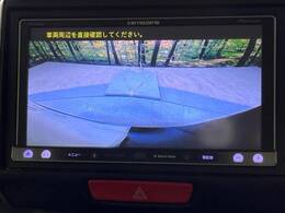 【バックカメラ】駐車時に後方がリアルタイム映像で確認できます。大型商業施設や立体駐車場での駐車時や、夜間のバック時に大活躍！運転スキルに関わらず、今や必須となった装備のひとつです！