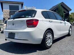 当店はホワイトカラー・ブラックカラーを中心に30台前後の中古車を展示・販売いたしております！