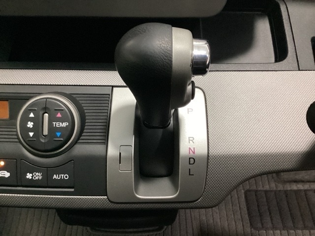 CVT車のセレクトレバーです。低速から高速まで、変速ショックのないスムーズな走りを実現するとともに、エンジン効率のよい領域を維持することで燃費にも貢献します。