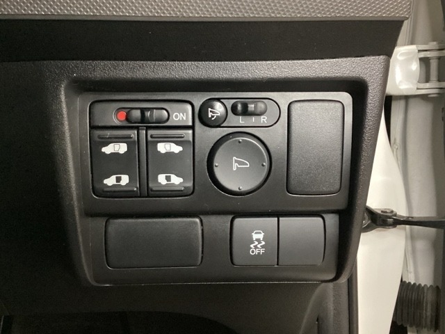 両側電動スライドドアは運転席から操作ができるよう、操作スイッチが付いています。VSA（ABS＋TCS＋横滑り抑制）解除スイッチなども装備しています。