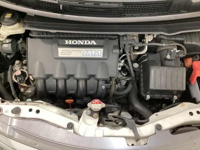 ホンダスタッフがしっかり整備して保証付きにてお渡し致します。エンジンルーム＆室内ルームともにクリーニング済みで清潔です。快適なドライブをお楽しみください。
