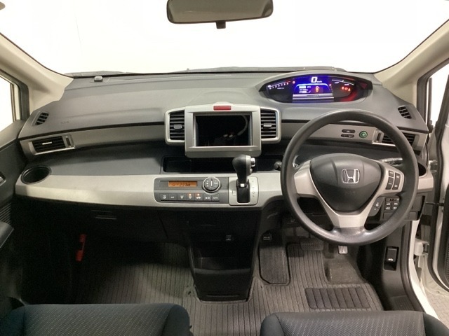 車内は光触媒抗菌消臭施工済です。インパネ周りはスタイリッシュなデザインです。グローブボックスやカップホルダーのほかにトレーなどたくさんの収納スペースが付いています。