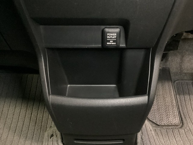 アクセサリーソケットはUSBのアダプターなどをつければ、スマホの充電にも使えます。周辺には物が置けるボックスがついています。