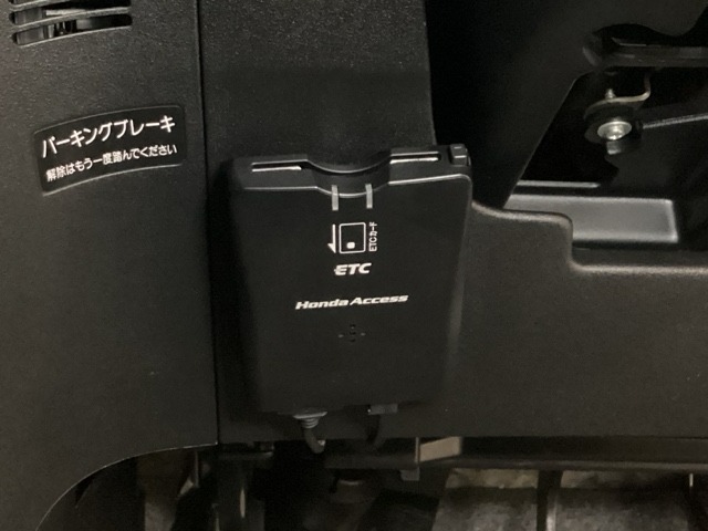 ハンドルの左下にETCがついています。高速道路の料金所の通過も楽々です！。　カードの取り出しもしやすい場所についています。