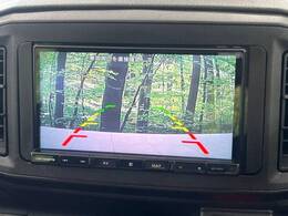 【バックカメラ】駐車時に後方がリアルタイム映像で確認できます。大型商業施設や立体駐車場での駐車時や、夜間のバック時に大活躍！運転スキルに関わらず、今や必須となった装備のひとつです！