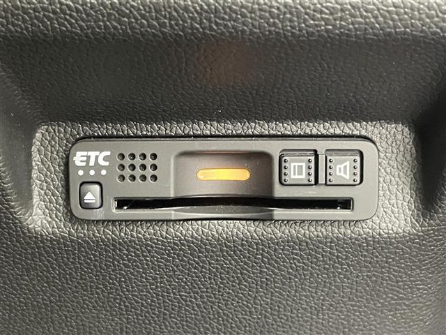 【ETC】有料道路を利用する際に料金所で停止することなく通過できる、ETC車載器（ノンストップ自動料金収受システム機器）が装備されています。セットアップを行うことで利用可能になります。