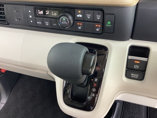 電子パーキング装着車！！ブレーキホールド機能付きで、信号待ちでも楽々です！！