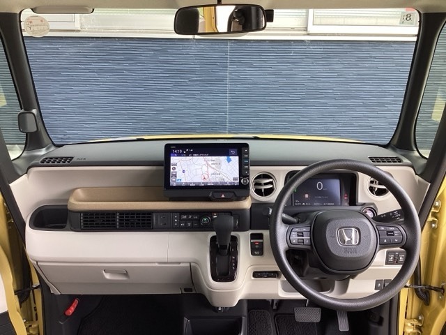 運転席周りです。カップホルダーや小物の収納などは必須ですよね！！使い勝手の良いつくりになっております！！