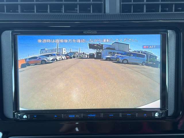 【バックカメラ】駐車時に後方がリアルタイム映像で確認できます。大型商業施設や立体駐車場での駐車時や、夜間のバック時に大活躍！運転スキルに関わらず、今や必須となった装備のひとつです！