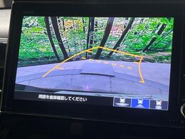 【バックカメラ】駐車時に後方がリアルタイム映像で確認できます。大型商業施設や立体駐車場での駐車時や、夜間のバック時に大活躍！運転スキルに関わらず、今や必須となった装備のひとつです！