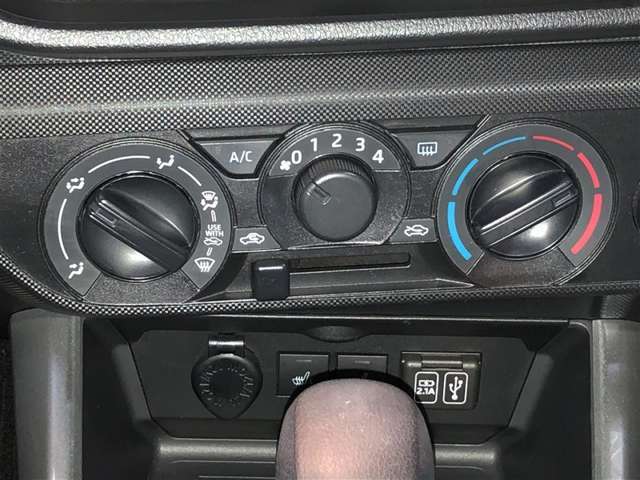 操作しやすいマニュアルエアコンです。