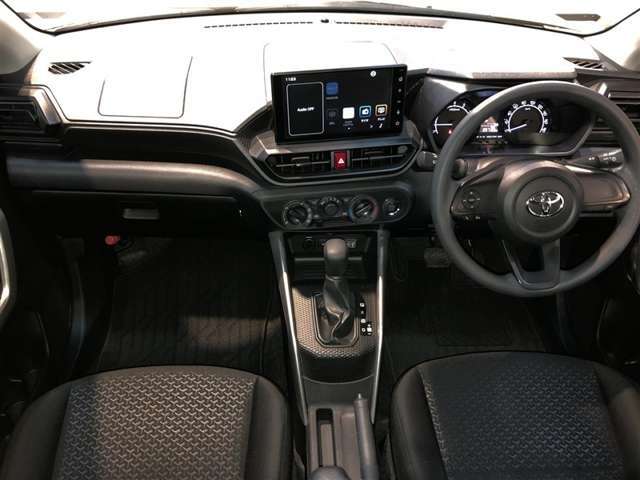 スタイリッシュなブラック系を基調とした内装色。