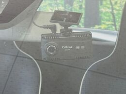 【ドライブレコーダー】安心・安全なカーライフに必須のドライブレコーダーを装備！走行中はもちろん、あおり運転や事故に遭遇した際の状況も映像で記録し、万一のリスクに備えます。