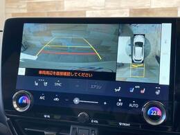 【純正14インチナビ】FM・AMラジオやブルートゥース接続など多彩な機能を併せ持っており、インパネ周りがすっきりしてますね！追加オプションでナビ機能やフルセグTV、DVD再生なども可能です。