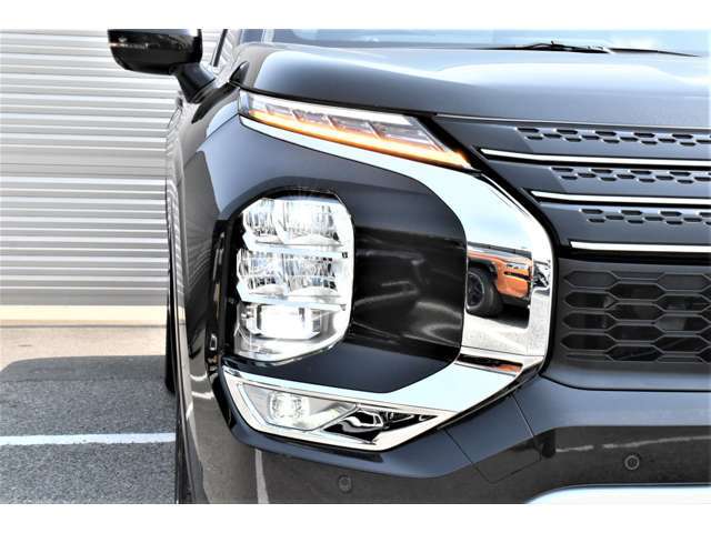 【アダプティブLEDヘッドライト】片側12個のLEDライトにより対向車や先行車に照射しないよう、ハイビームの照射範囲を自動的に切替。対向車を眩惑させることなくハイビームを維持し、夜間の安心感を高めます。