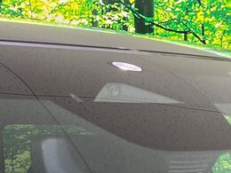 【i-ACTIVESENSE】走行中に前方の車両等を認識し、衝突しそうな時は警報とブレーキで衝突回避と被害軽減をアシスト。より安全にドライブをお楽しみいただけます。