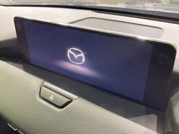 【12.3インチマツダコネクト】車内の雰囲気にマッチした大型ディスプレイ。スマホ接続でのナビ使用やBluetooth再生等、様々な機能が楽しめます。直感的なダイヤル操作が可能で、使い勝手も良好です。