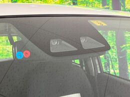 【スマートアシスト】走行中に前方の車両等を認識し、衝突しそうな時は警報とブレーキで衝突回避と被害軽減をアシスト。より安全にドライブをお楽しみいただけます。