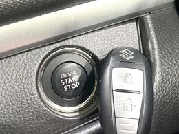 【キーレススタートシステム】カバンやポケットに入れたままでもドアの施錠・解錠が可能なスマートキーを装備。エンジンのオン・オフ時もカギを取り出す必要が無いからとっても便利です♪