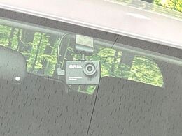 【ドライブレコーダー】安心・安全なカーライフに必須のドライブレコーダーを装備！走行中はもちろん、あおり運転や事故に遭遇した際の状況も映像で記録し、万一のリスクに備えます。