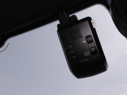 ◆ドライブレコーダー◆映像・音声などを記録する自動車用の装置です。　もしもの事故の際の記録はもちろん、旅行の際の思い出としてドライブの映像を楽しむことができます。