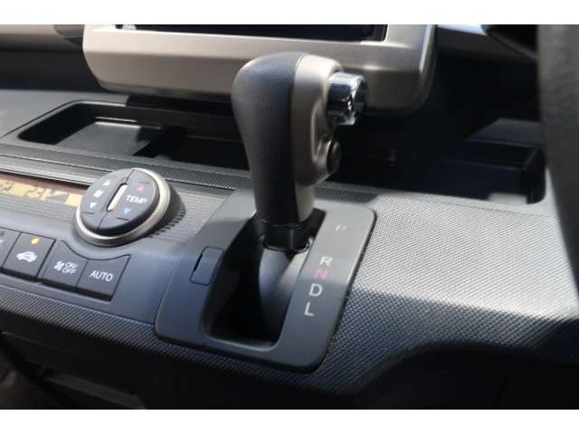インパネシフトだから視線の移動も少なく足元もスッキリ♪運転席もゆったりしているのでゆとりを持ってドライブできますね！