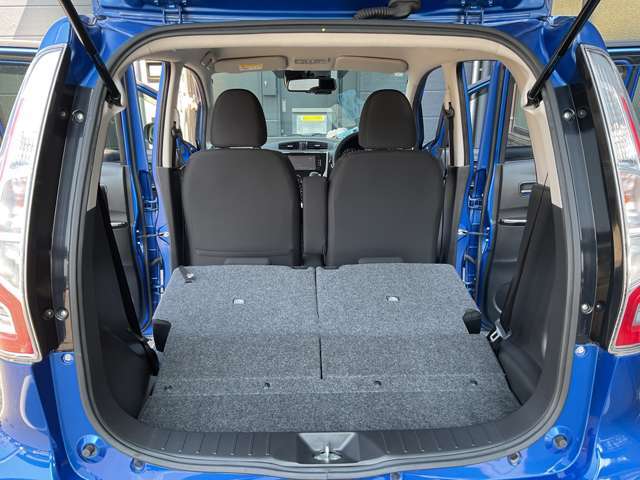 リヤシートを全て倒せばさらに荷物が積めますよ。