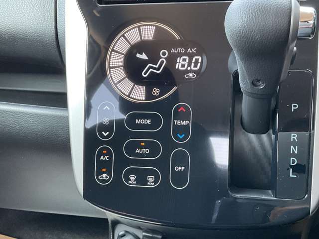 オートエアコン！おおきなアイコンでタッチしやすいパネルです。空調管理はクルマ任せで、運転を楽しみましょ♪