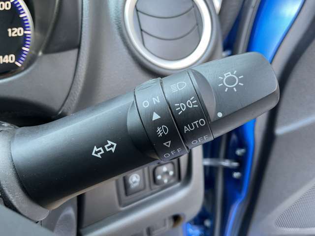 オートライトとは、自動車に装着された自動点灯式ライトのことです。周囲が暗くなるとライトが自動で点灯し、明るくなると自動で消灯する機能を持っています。