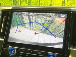 【バックカメラ】駐車時に後方がリアルタイム映像で確認できます。大型商業施設や立体駐車場での駐車時や、夜間のバック時に大活躍！運転スキルに関わらず、今や必須となった装備のひとつです！