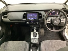 車内は光触媒抗菌消臭施工済です。インパネ周りはスタイリッシュなデザインで機能や装備も充実しています。グローブボックスやカップホルダーのほかにトレーなどたくさんの収納スペースが付いています。
