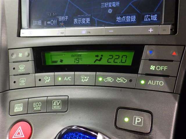 【オートエアコン】お好みの温度に設定して頂くと、車内の温度を自動調整♪快適にクルマの中を過ごして頂けます。