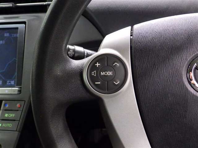 ステアリングスイッチ装備！運転しながら手元でオーディオの操作などができます。